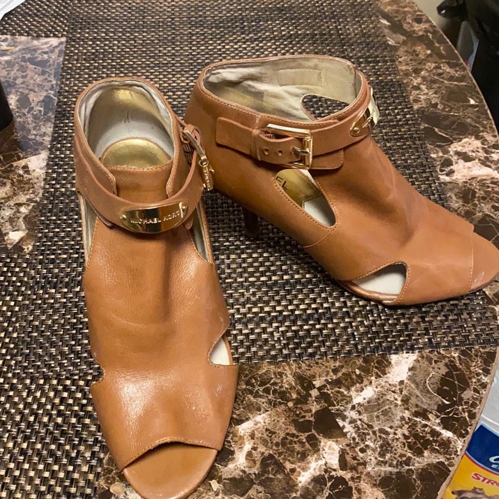 Micheal kors tan heels gold front plate strap across closure